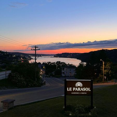 Auberge Le Parasol Chicoutimi エクステリア 写真