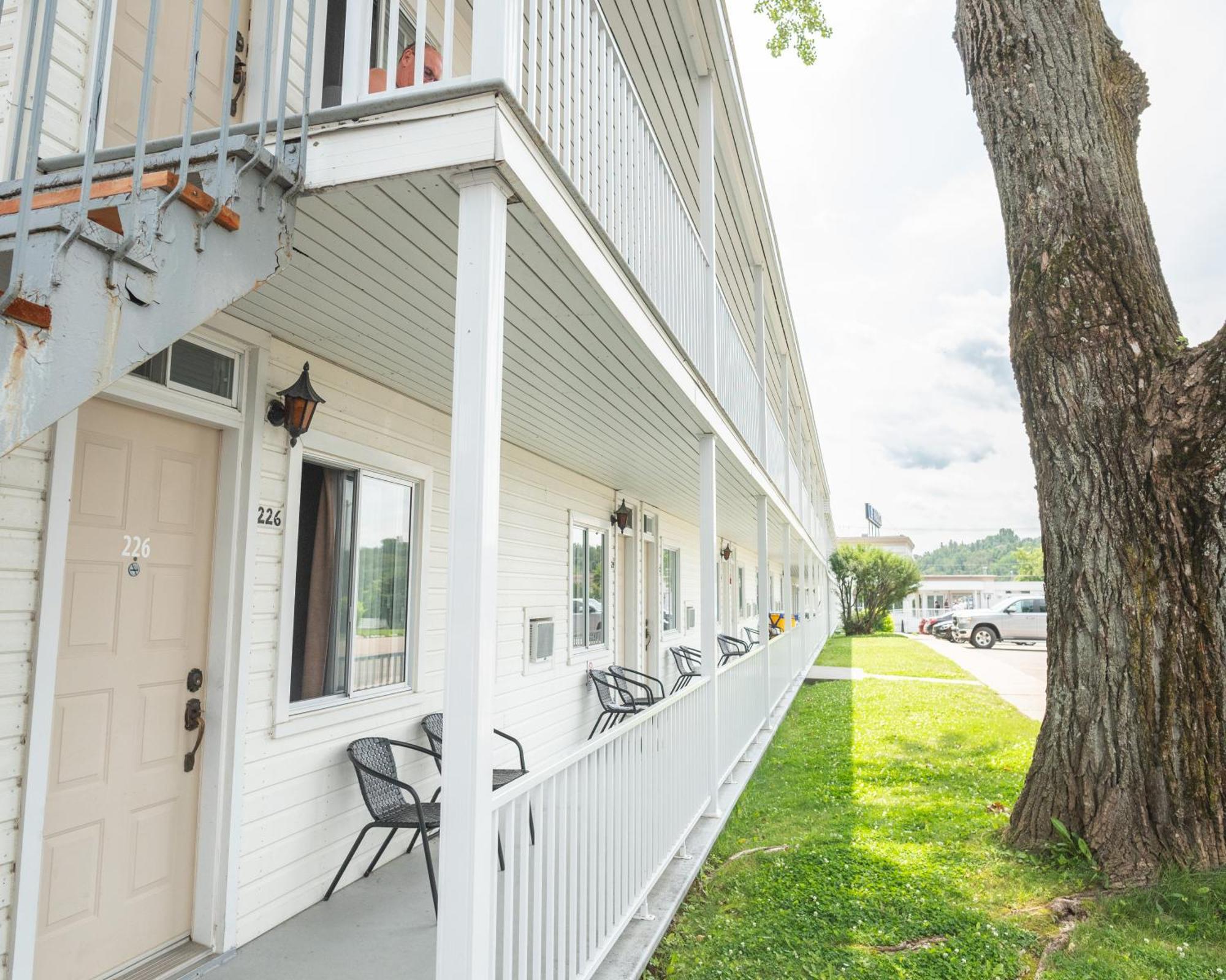 Auberge Le Parasol Chicoutimi エクステリア 写真