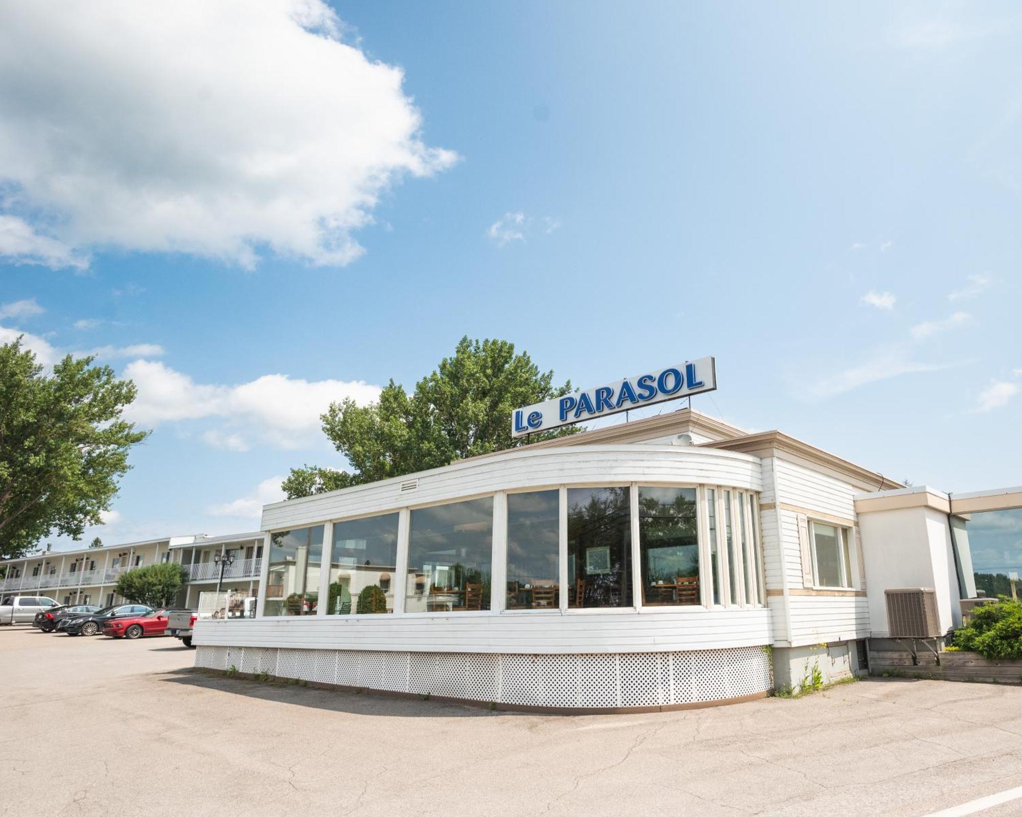 Auberge Le Parasol Chicoutimi エクステリア 写真