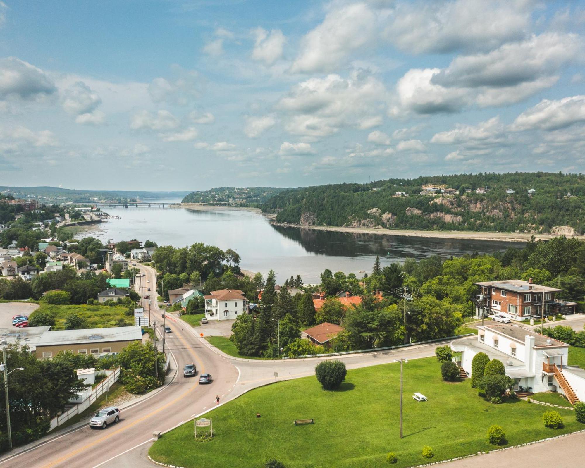 Auberge Le Parasol Chicoutimi エクステリア 写真