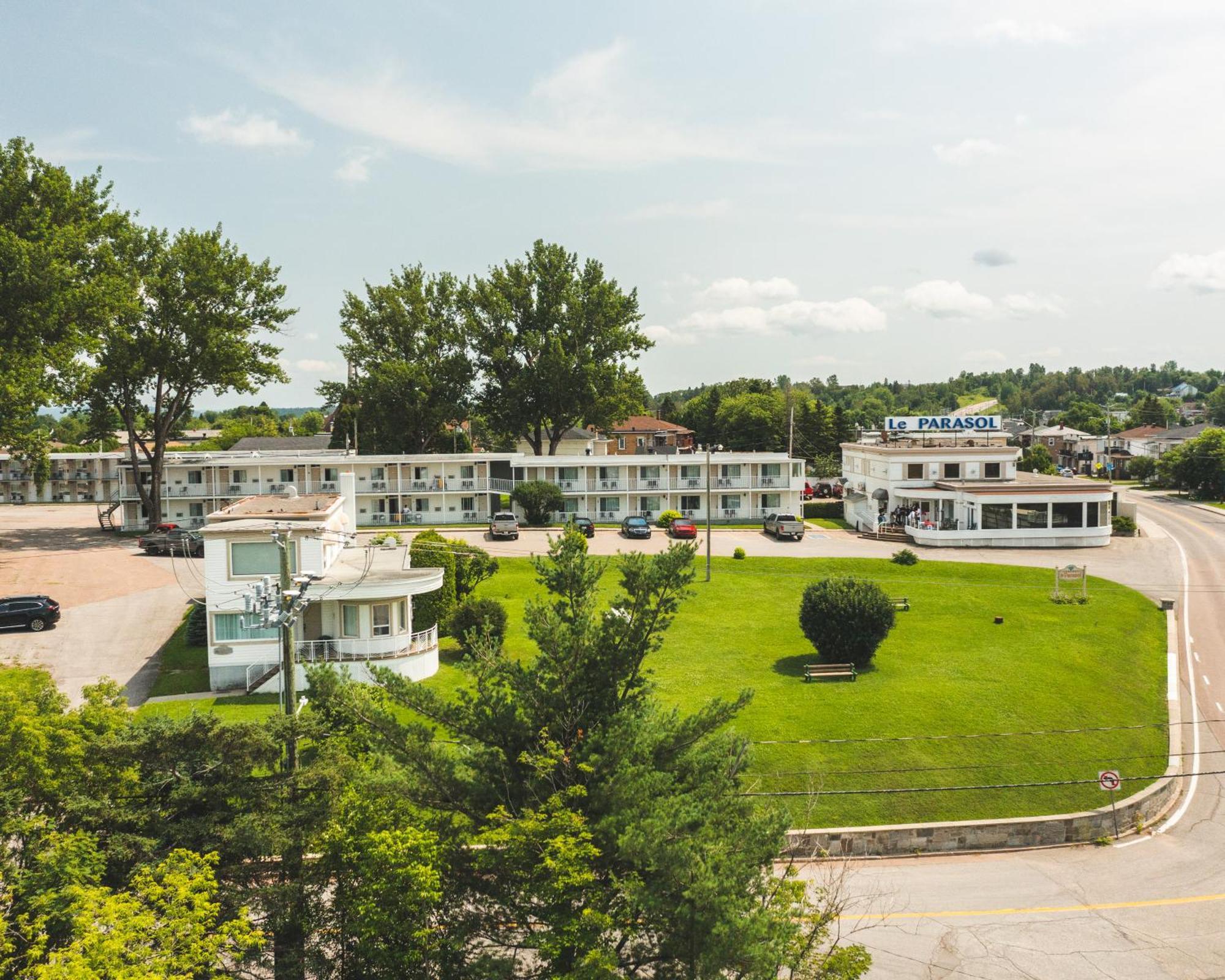 Auberge Le Parasol Chicoutimi エクステリア 写真
