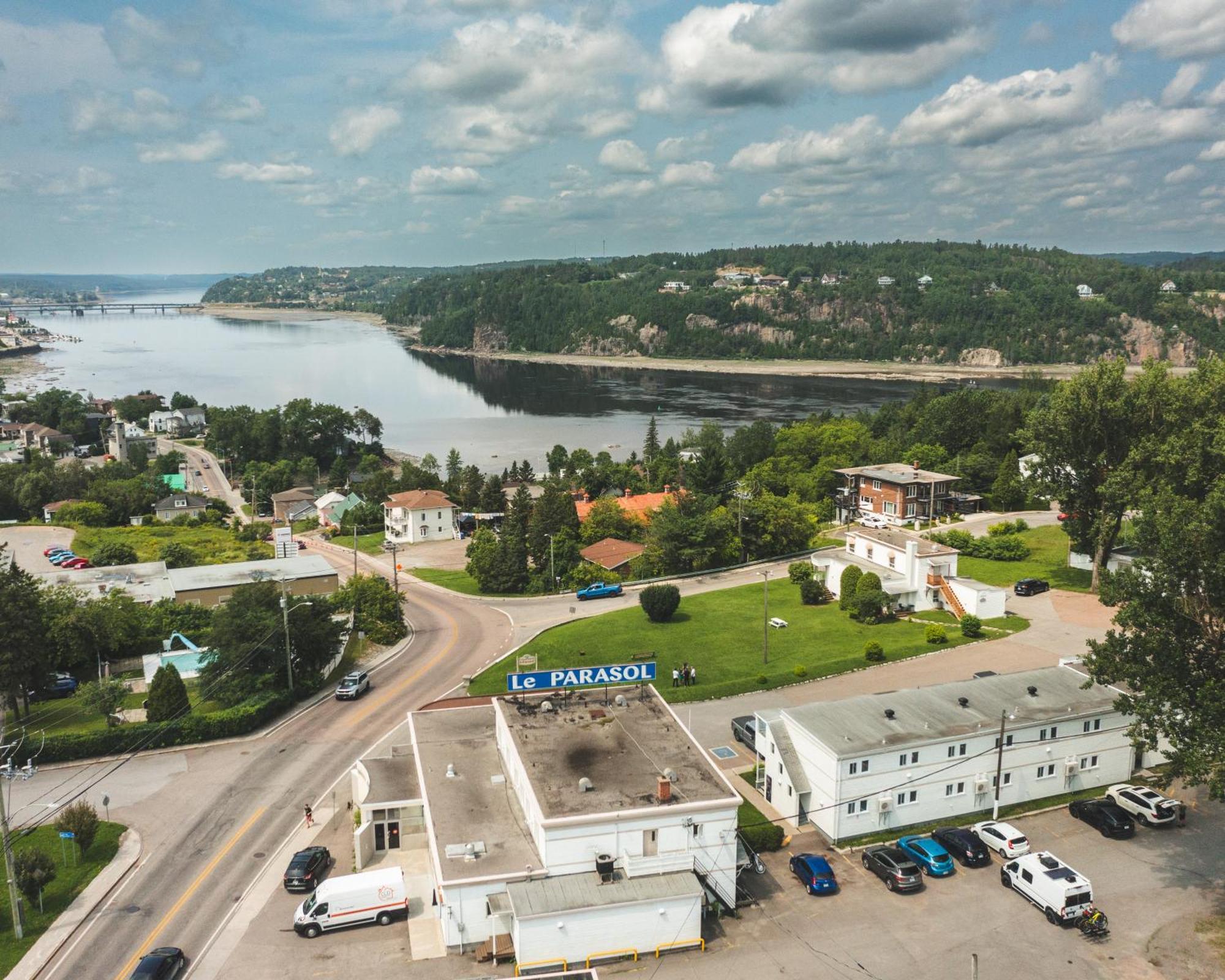 Auberge Le Parasol Chicoutimi エクステリア 写真