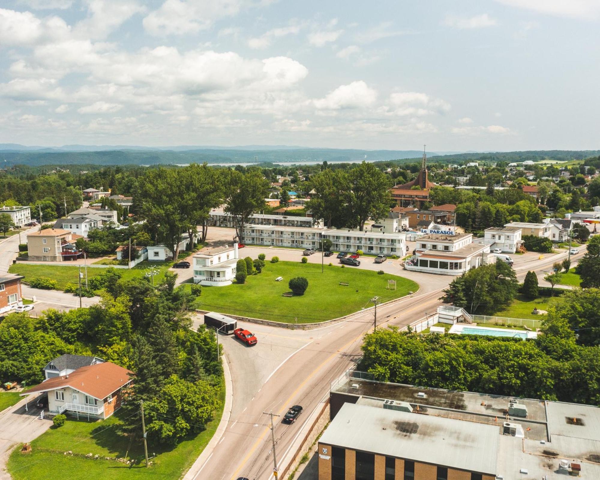 Auberge Le Parasol Chicoutimi エクステリア 写真