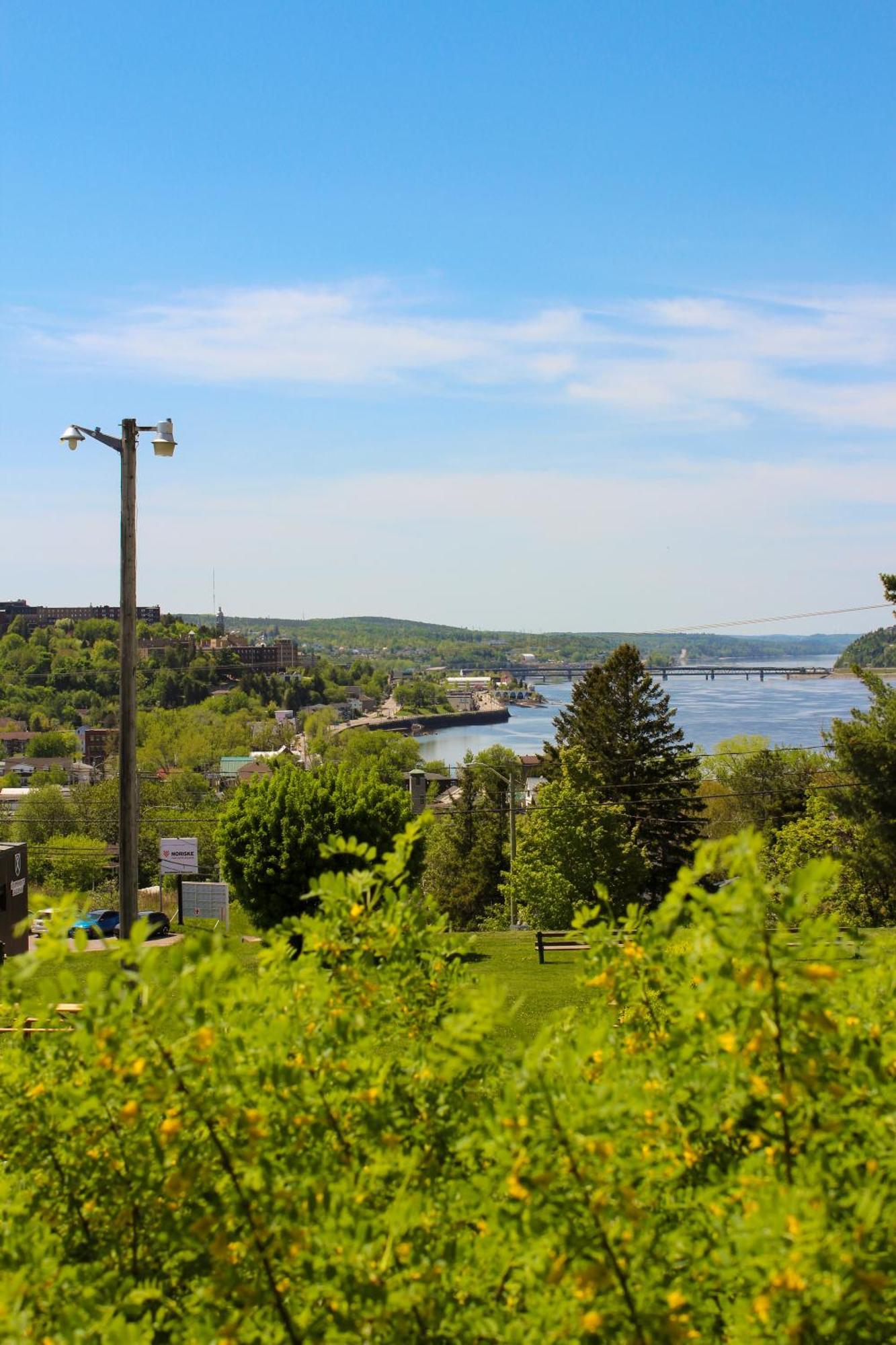 Auberge Le Parasol Chicoutimi エクステリア 写真