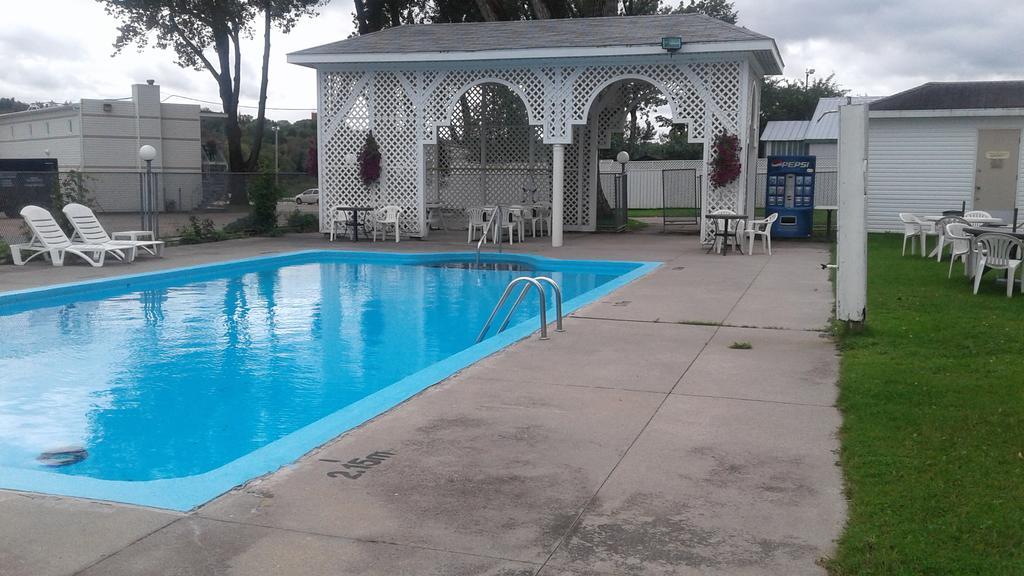 Auberge Le Parasol Chicoutimi エクステリア 写真